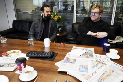 Elton John, con el presidente de  The Independent,  Evgeny Lebedev, en la redacción del diario británico.