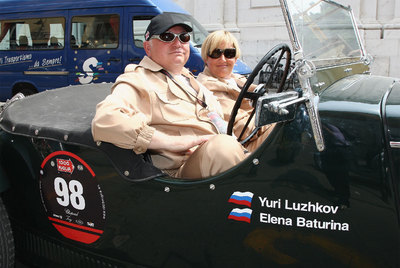 El alcalde de Moscú, Yuri Luzhkov, y su esposa, Yelena Baturina, única mujer en la  lista Forbes  de las 100 mayores fortunas de Rusia.