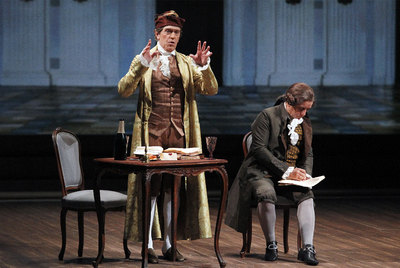 Josep Maria Flotats, de pie, y Pedro Casablanc, en un momento de  Beaumarchais .