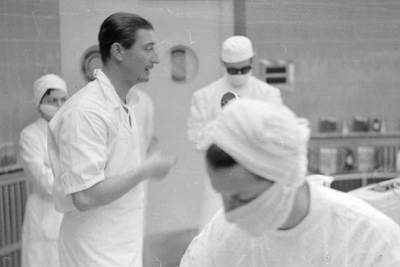 Cristóbal Martínez Bordiú, con algunos miembros de su equipo quirúrgico, preparando una operación de esclerosis mitral.