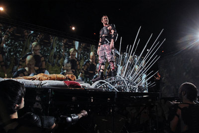 Miembros de La Fura dels Baus, durante su interpretación de la obra  Degustación de Titus Andronicus. 