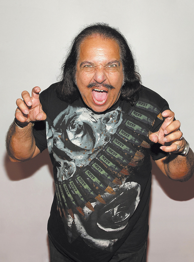  ¡Que no muerde! Ron Jeremy ha mostrado sus artes amatorias en pantalla con más de cinco mil mujeres. 