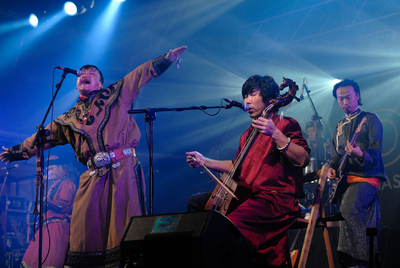 Hanggai defiende la música tradicional y el canto tibetano, pero con guitarras eléctricas.