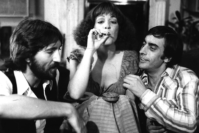Carmen Maura, entre Joaquín Hinojosa y Miguel Arribas, en un fotograma de  Tigres de papel  (1977), de Fernando Colomo.