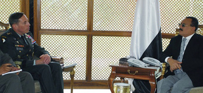 El general Petraeus (izquierda), durante una visita al presidente Saleh de Yemen en julio de 2009.