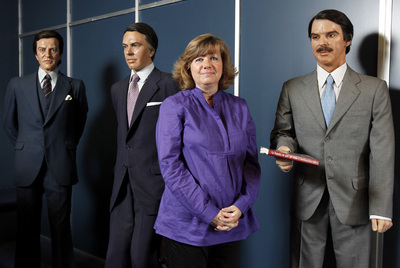 María Ángeles López de Celis, en el Museo de Cera de Madrid junto a las figuras de Adolfo Suárez, Felipe González y José María Aznar.