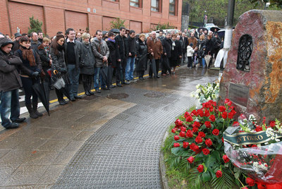 Familiares de Uria, ayer junto al resto de los concentrados en Azpeitia.