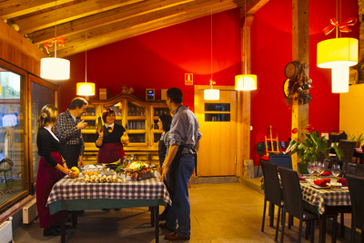 Arantxa Revuelta (en el centro), en Casa Arauko, en la localidad alavesa de Nograro.