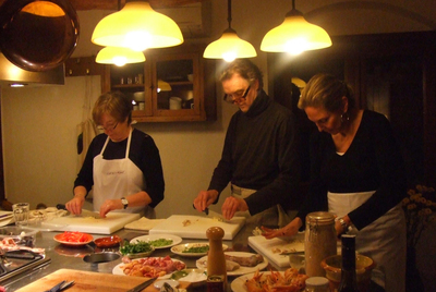 Curso de cocina en Catacurian, pequeño hotel   boutique   situado en El Masroig (Tarragona), en pleno Priorato.rnClase en la cocina del hotel Pou de la Neu, en Xixona (Alicante).
