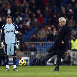 Vargas Llosa realiza el saque de honor en presencia de Casillas, Joaquín y Pérez Lasa.