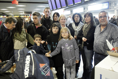 Las familias Alza y González en la Terminal 1 de Barajas.