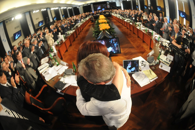 La presidenta argentina, Cristina Fernández de Kirchner, abraza a su homólogo brasileño, Luis Inácio Lula da Silva, en el pleno de la cumbre.