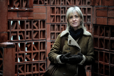 Inés Ibáñez de Maeztu, ante el monumento que recuerda a la entrada del Parlamento a las víctimas del terrorismo.