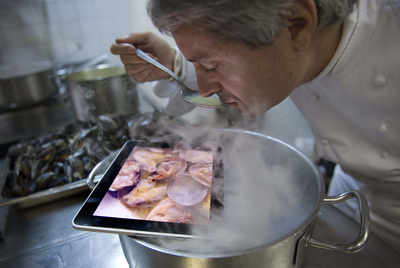 Entre los usos del móvil figura el de visitar virtualmente la cocina del restaurante. En la imagen, Fernando Canales presenta a sus clientes la carta en un iPad.