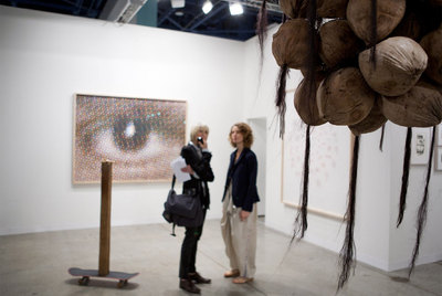 A la derecha,  La familia,  del mexicano Abraham Cruzvillegas.