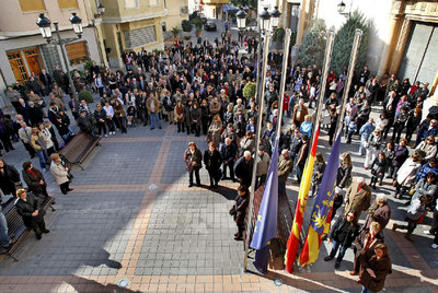 Catral repudia la violencia machista tras el asesinato de una joven