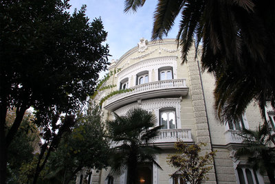 Entrada del Palacio de la Marquesa de Oliva, que en la actualidad alberga una clínica estética.