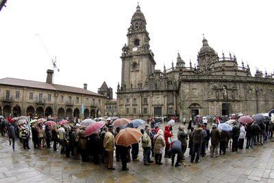 Ni la lluvia frena las largas colas para entrar a la catedral de Santiago