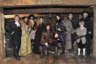 Óscar Jaenada, sentado entre Silvia Abascal (izquierda) y Pilar Rubio, acompañados de los actores principales de  Piratas.  