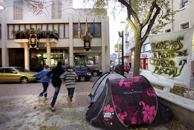 Una de las tiendas de campaña de los parados que acampan ante el Ayuntamiento de Petrer.