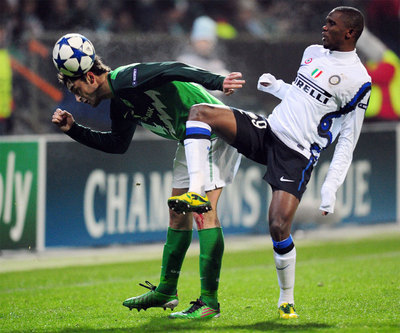Schmidt  arrebata el balón a Eto'o.