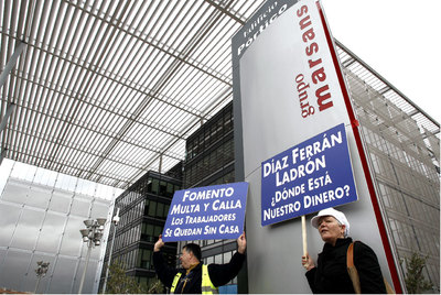 Concentración de trabajadores de Air Comet ante la sede de Marsans, el pasado marzo.