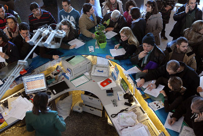 Pasajeros reclamando ante AENA en el aeropuerto de Manises (Valencia), el pasado sábado.