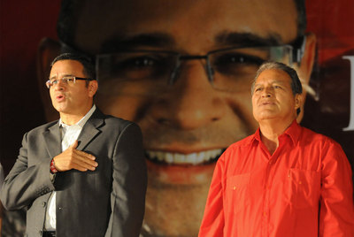 Mauricio Funes (izquierda), cuando era candidato a la presidencia, y su  número dos , Salvador Sánchez Cerén, en un mitin en 2009.