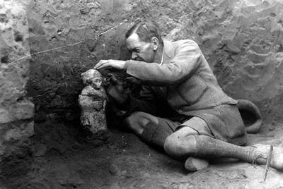 Woollwy desentierra una estatuilla en Ur.