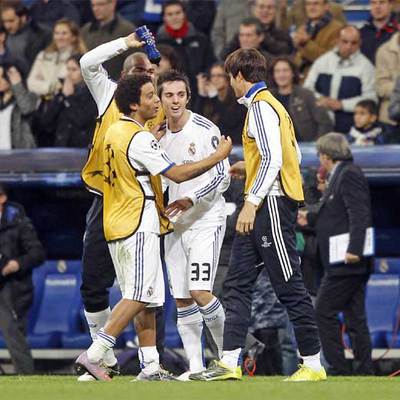 Pepe   bautiza   a Sarabia ante Marcelo y Mateos.