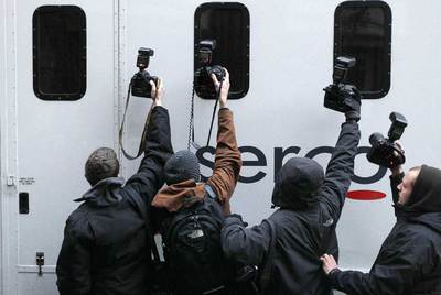 Varios fotógrafos intentan conseguir una imagen de Julian Assange, que se halla en el interior del furgón camino de la cárcel.rnLa orden de arresto de Assange, en la página web de Interpol.