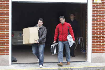 Guardias civiles de la UCO salen del domicilio de Marta Domínguez con material incautado.