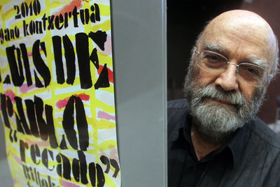 Luis de Pablo, ayer, en el palacio Euskalduna junto al cartel que anuncia el estreno de   Recado.  