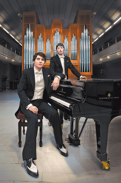  Guille Mostaza (sentado) y Santi Capote, Ellos. 