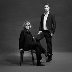 Jeanne Moreau y Étienne Daho, en una imagen promocional de  Le comdané à mort. 