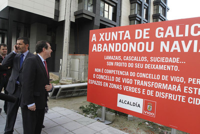 CARTELES DE CABALLERO CONTRA FEIJÓO MIENTRAS SE CELEBRABA EL CONSELLO