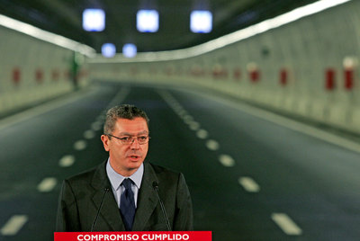 El alcalde Alberto Ruiz-Gallardón al inaugurar el túnel  del  bypass  Sur de la M-30 en 2007.