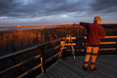 Un ornitólogo señala hacia un observatorio de aves en la Laguna de la Nava, en Fuentes de Nava (Palencia).