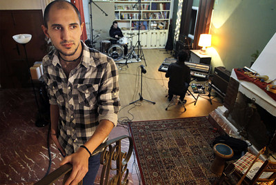 Raúl Pérez, en La Mina, su estudio de grabación en Espartinas (Sevilla).