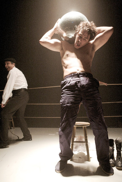 Roberto Álamo en una escena de  Urtain,  montaje del grupo Animalario.