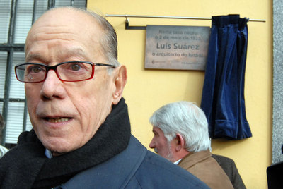 Luis Suárez ante la placa dedicada a él,  arquitecto del fútbol , en la casa en la que nació.