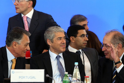 El presidente portugués, Aníbal Cavaco Silva (izquierda), junto al primer ministro, José Sócrates, en diciembre de 2009 en Estoril.