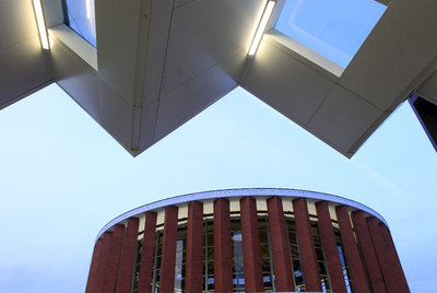 Rafael Moneo afrontó la primera reforma de la estación de Atocha inaugurada en 1992 para el primer AVE a Sevilla y es también el responsable de la última. 