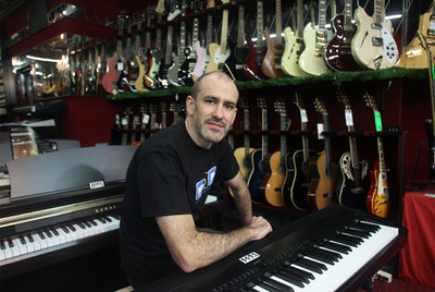 Mikel Rentería, en un establecimiento de instrumentos musicales en Bilbao.