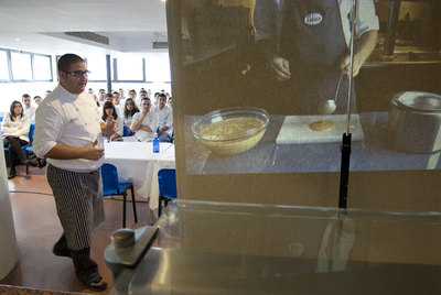 El cocinero Dani García ofreció el pasado viernes una charla a los alumnos de la escuela La Cónsula.