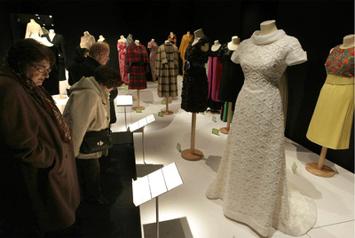 Montaje de  Barcelona alta costura  con un vestido de Pedro Rovira en primer término.