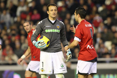 César, tras recoger el balón de su red después de uno de los goles de Osasuna.