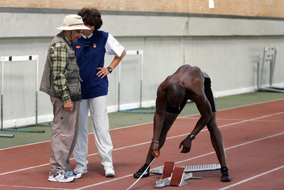 Manuel Pascua, en 2004, junto al atleta portugués de origen nigeriano Francis Obikwelu.