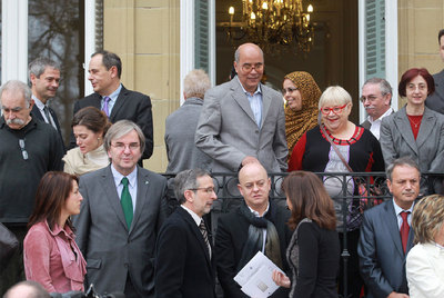 El alcalde donostiarra, Odón Elorza (abajo, en el centro), ayer en la Casa de la Paz con participantes en el debate.rn Mamá,  obra de Louise Bourgeois instalada en el Guggenheim de Bilbao.