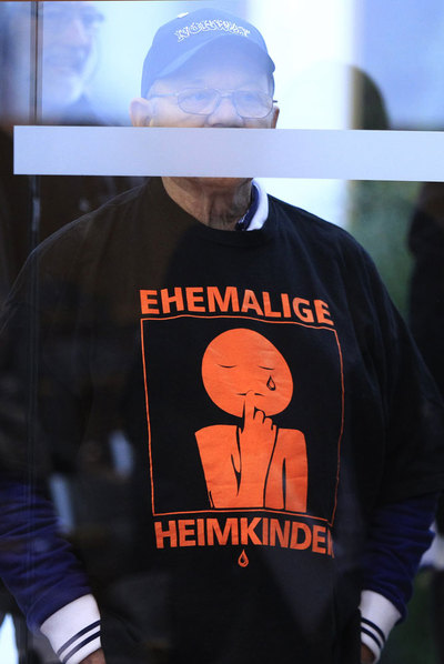 Un hombre con una camiseta que dice 